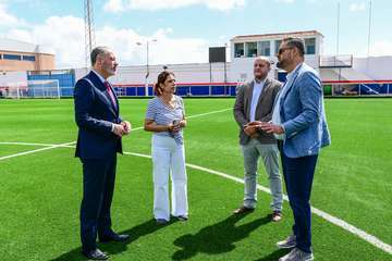 El campo de fútbol Pablo Hernández de Telde luce nuevo césped artificial/TA.